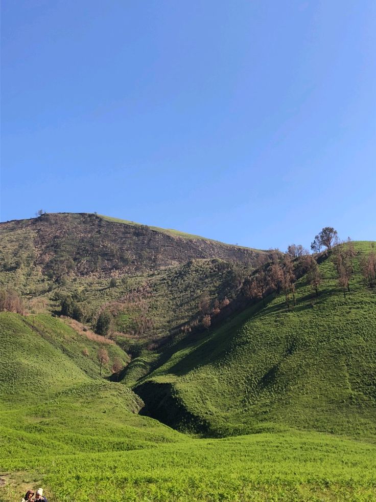 Matahari terbit di Gunung Bromo dengan siluet Gunung Semeru dan Gunung Batok