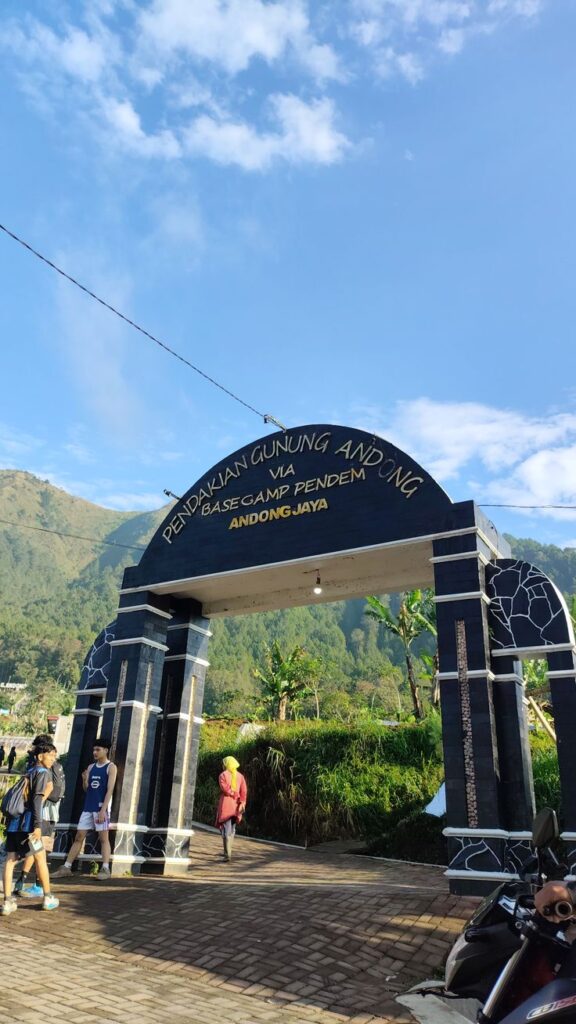 Panorama hijau perbukitan dan kota Magelang dari puncak Gunung Andong