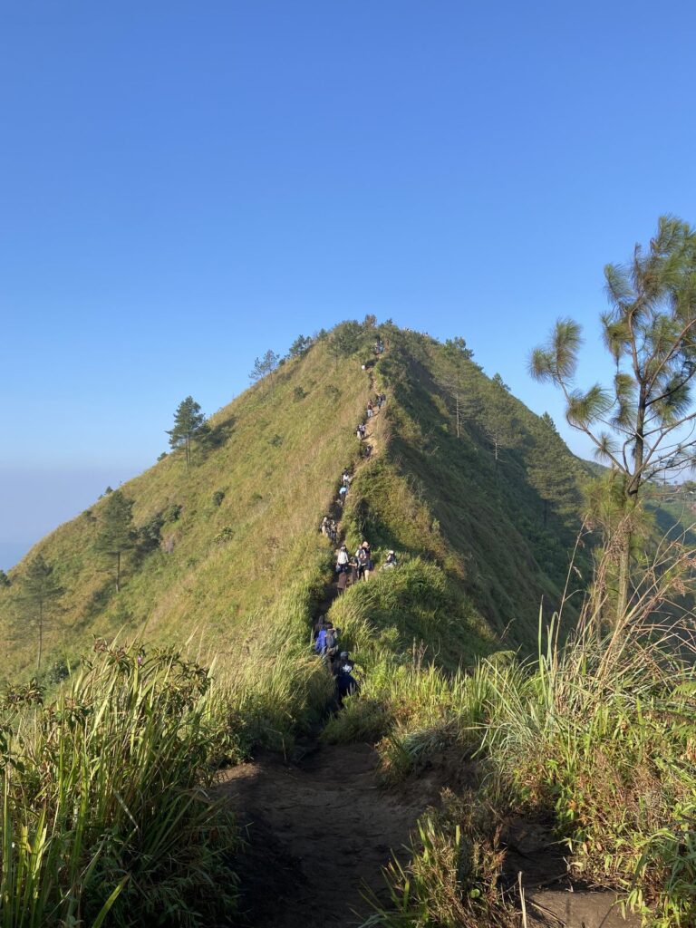 Golden hour di Gunung Andong dengan siluet pegunungan sekitar