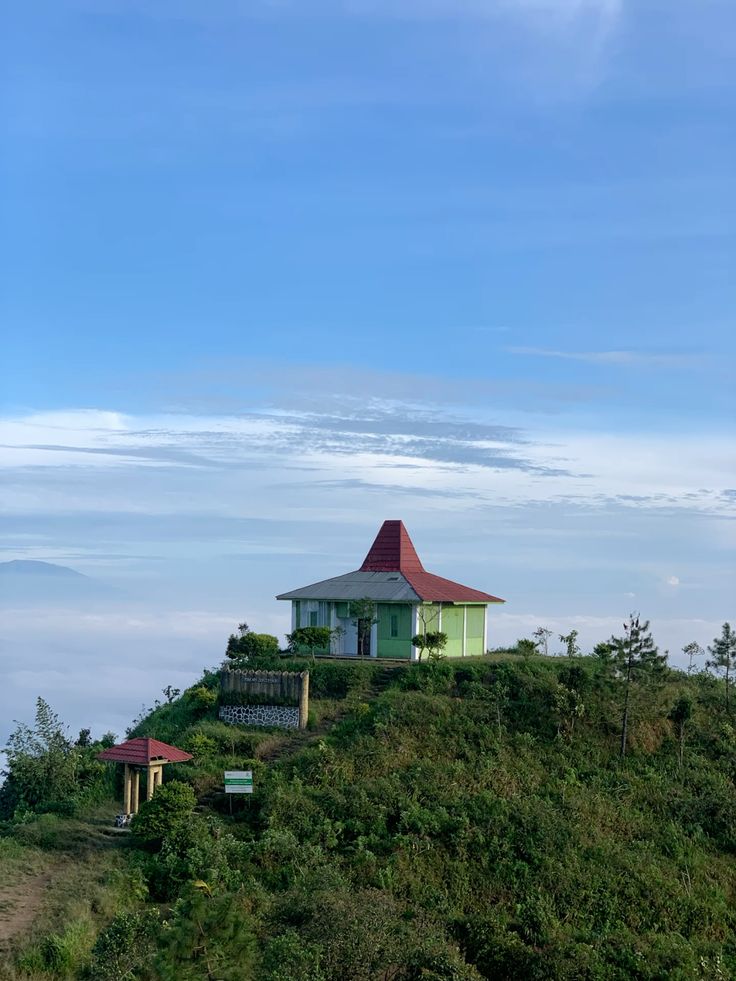 Pendaki berfoto di puncak Gunung Andong dengan latar Merbabu dan Merapi