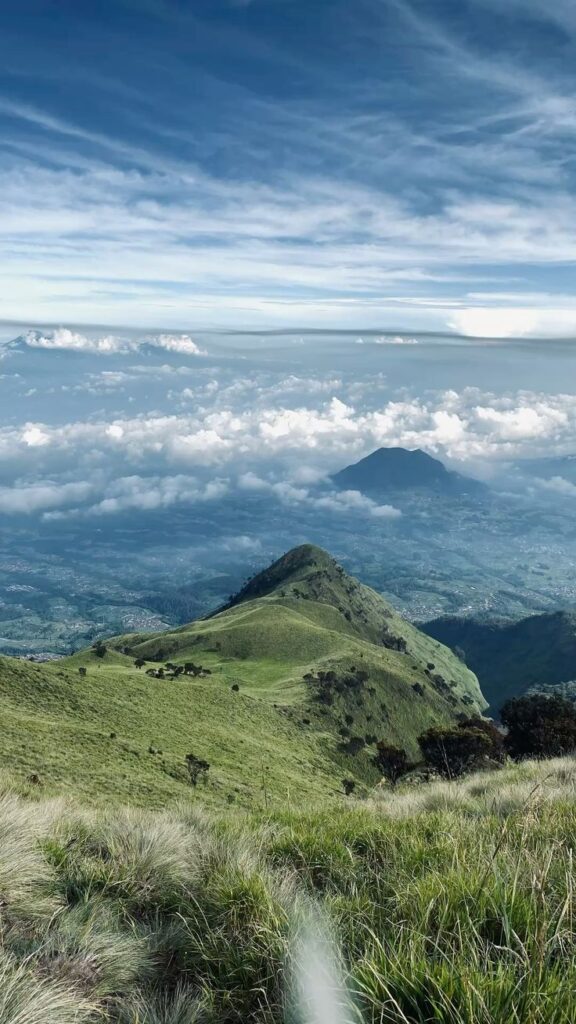 Pendaki menikmati panorama Merapi dari puncak Gunung Merbabu