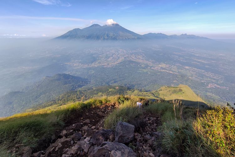 Puncak Gunung Penanggungan Mojokerto 1.653 mdpl dengan panorama sunrise dan candi bersejarah peninggalan Majapahit
