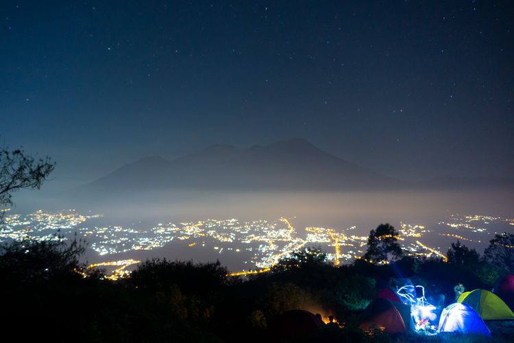 Panorama Gunung Penanggungan Mojokerto dengan situs candi peninggalan Majapahit dan pemandangan pegunungan Jawa Timur