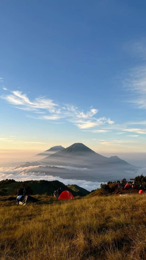 Pemandangan sunrise spektakuler dari puncak Gunung Prau, Jawa Tengah