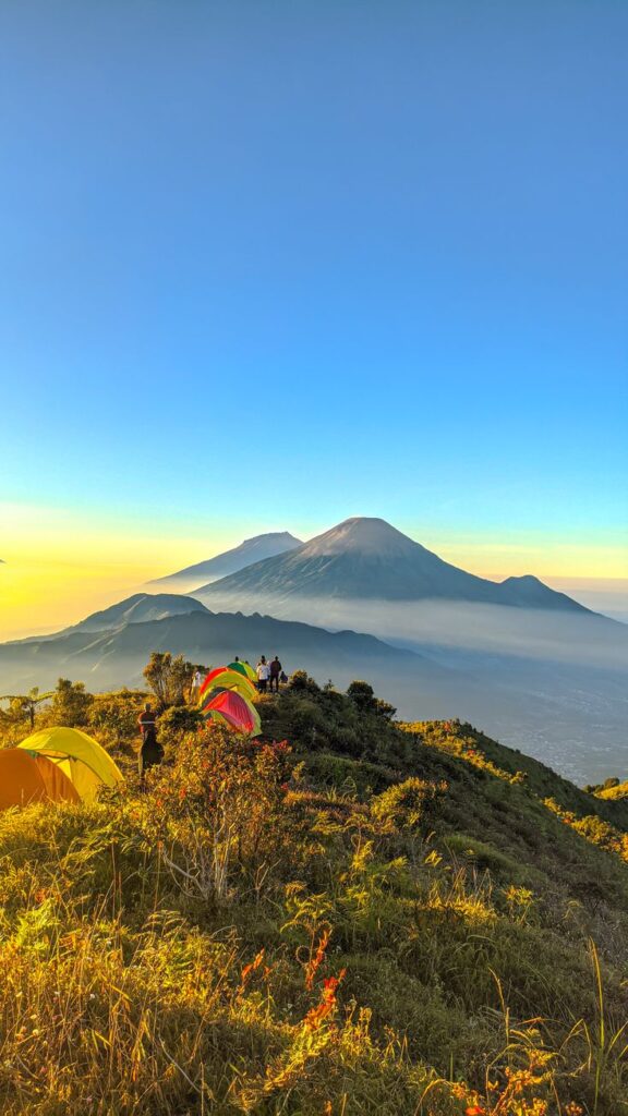 Pendaki menikmati panorama awan di jalur Gunung Prau