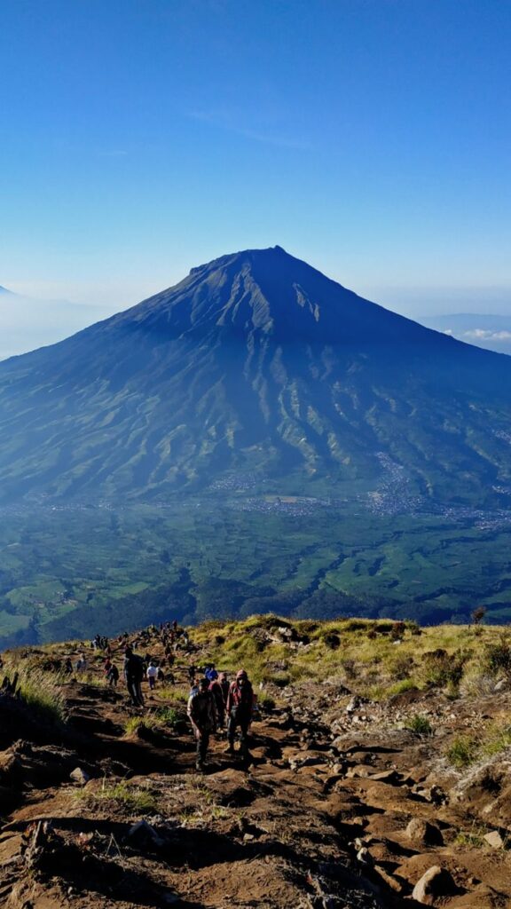 Hamparan tenda camping di Gunung Sindoro dengan latar Gunung Sumbing