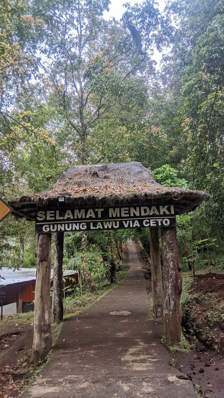 Pendaki melewati kompleks Candi Cetho sebelum menuju puncak Gunung Lawu