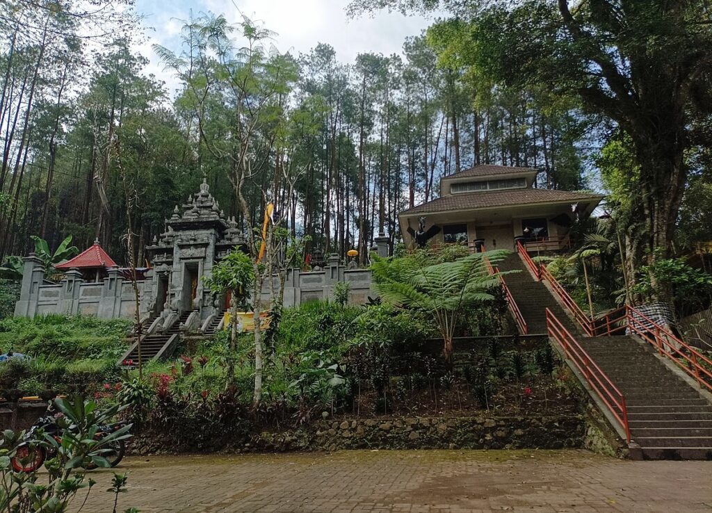 Pendaki beristirahat di Pos 1 jalur Precet Gunung Kawi dengan sumber air alami