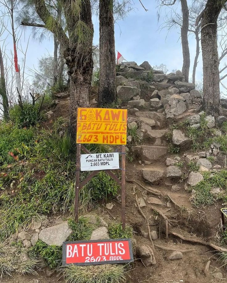 Tanjakan Istighfar di jalur Precet Gunung Kawi dengan kemiringan curam 85 derajat