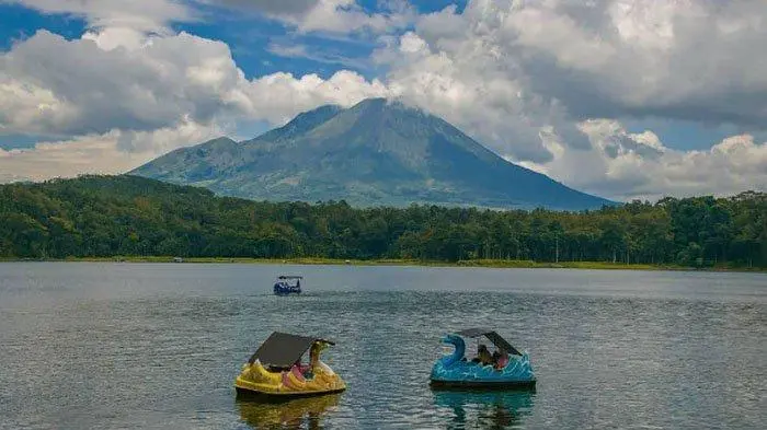 Discover Mount Lemongan in Lumajang, East Java—known as the “Fuji of Lumajang” for its symmetrical shape and stunning views of surrounding lakes and volcanoes.