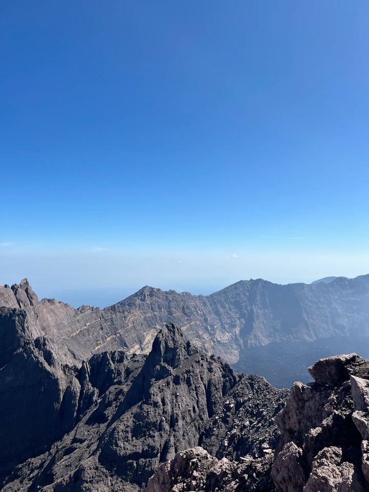 Pendaki memanjat tebing vertikal Gunung Raung jalur Kalibaru dengan tali dan harness