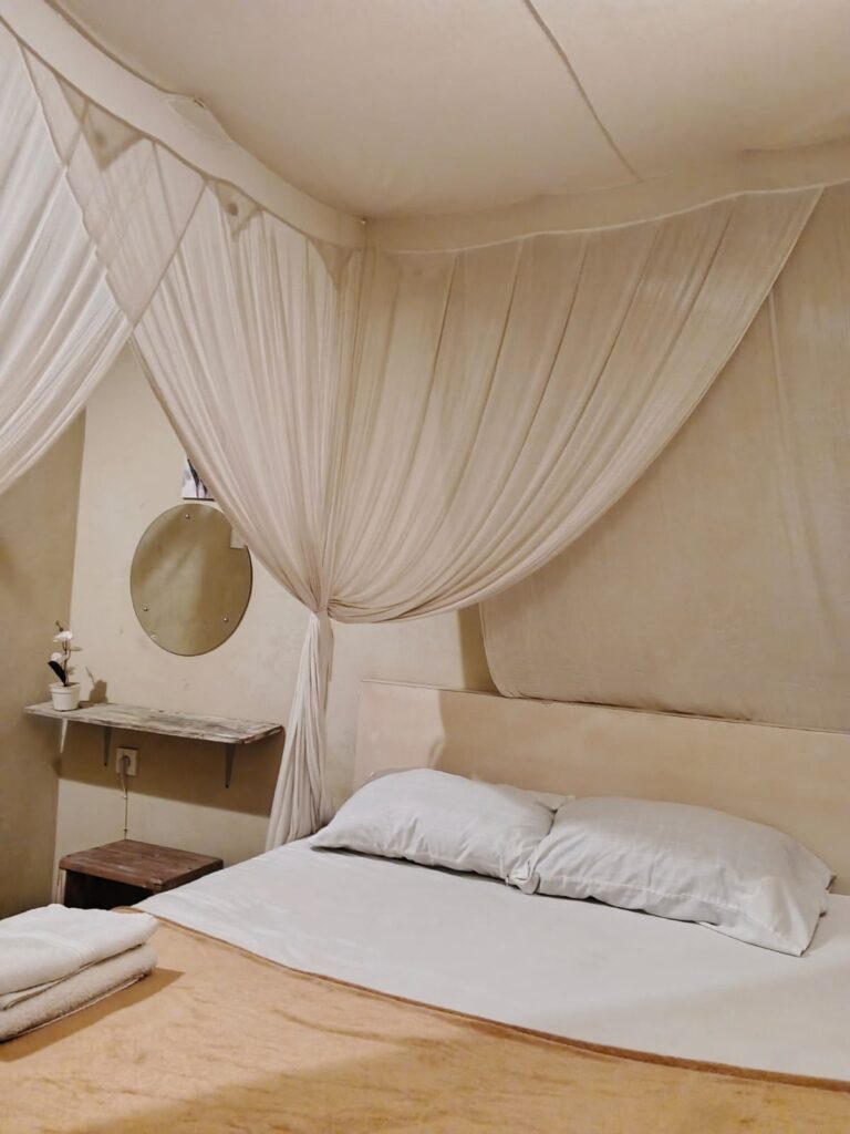 Eksterior Damuh Guest House Ubud dengan taman hijau dan vibe lokal Bali yang menenangkan