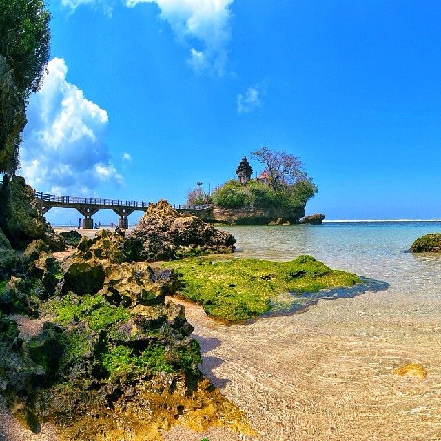 Pura Amerta Jati di atas karang Pantai Balekambang Malang yang mirip Tanah Lot Bali dengan jembatan penghubung