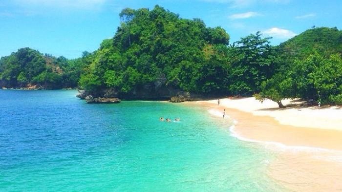 Pantai Clungup dengan pasir putih bersih dan laut tenang bagian dari CMC Tiga Warna