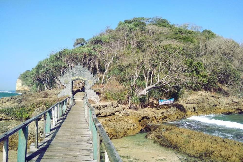 Pulau kecil Gunung Kombang di Pantai Ngliyep Malang dengan pura di atasnya yang dipercaya sebagai tempat keramat