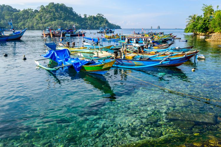 Dermaga Pantai Sendang Biru Malang dengan perahu nelayan yang siap menyeberang ke Pulau Sempu, suasana laut biru jernih