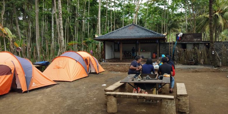 Area camping luas di Pantai Wedi Awu Malang dengan view laut lepas, suasana sepi alami, dan langit penuh bintang