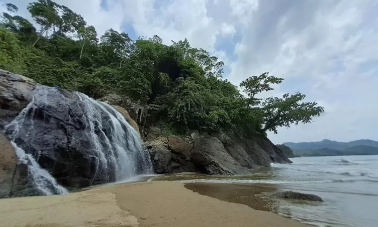 Perahu wisata menuju Pantai Banyu Anjlok Malang, sekalian eksplor Teluk Kletekan untuk snorkeling dan Pantai Bolu-Bolu