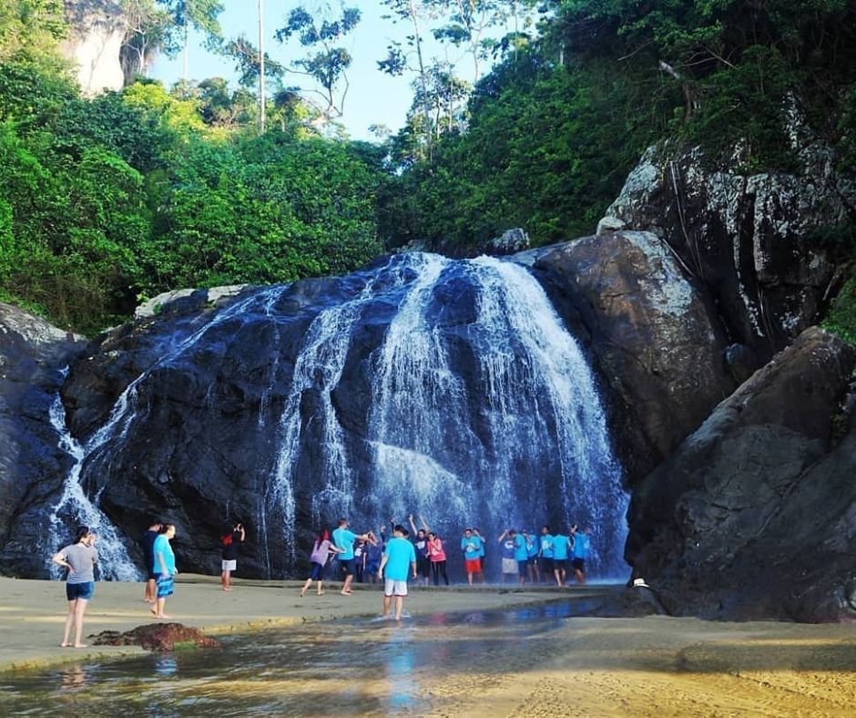 Kolam alami di atas tebing Pantai Banyu Anjlok Malang dengan air jernih dan panorama laut biru lepas
