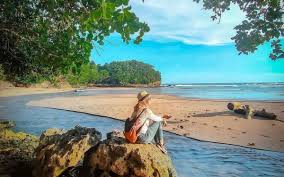 Formasi batu karang besar di Pantai Bantol yang masih sepi dan alami